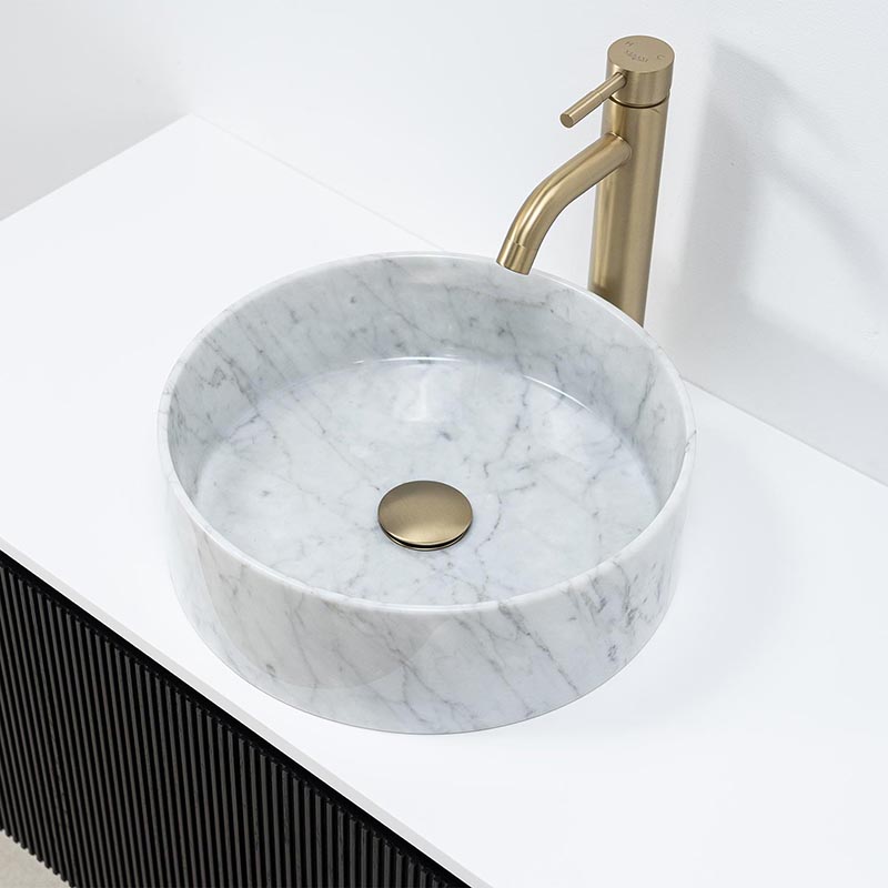 Exklusiv fristående handfat i äkta Carrara marmor med mässing blandare