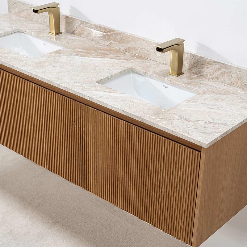 Exklusivt dubbeltvättställ i beige marmor med handfat i porslin och blandare i mässing