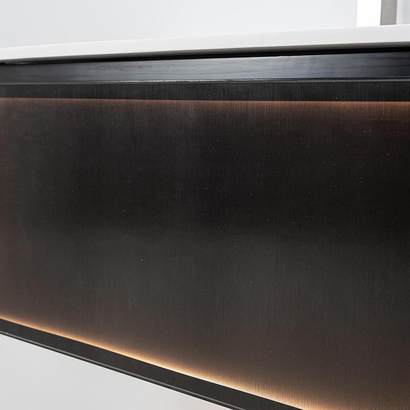Badrumskommod i 100cm Valnöt och rillat glas Detaljbild på modern badrumskommod i valnöt och led-belysning