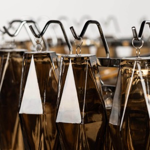 Cognacsf&auml;rgade glas med krom stomme