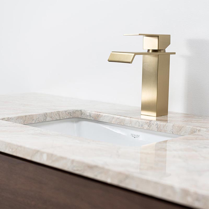 Äkta beige marmor tvättställ med handfat i porslin och modern blandare i mässing Äkta beige marmor tvättställ med handfat i porslin och modern blandare i mässing