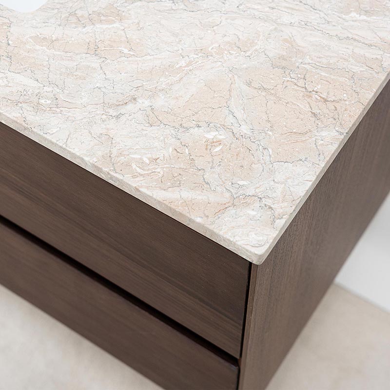 Detaljbild på beige marmor och valnöt trä Detaljbild på beige marmor och valnöt trä