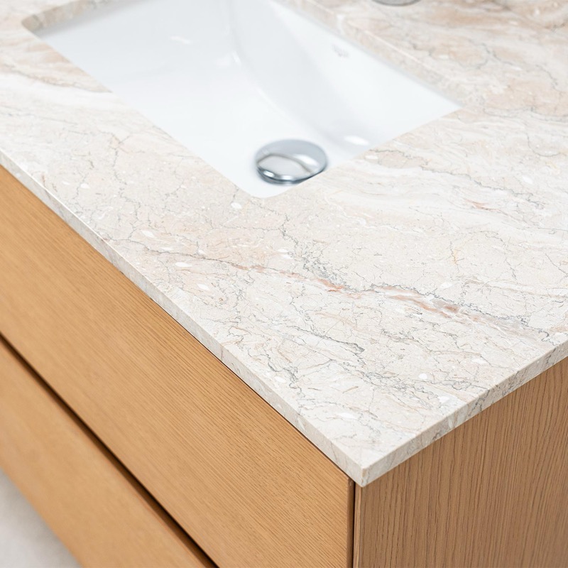 Tv&auml;ttst&auml;ll i &auml;kta beige marmor med vacker &aring;dring och finish