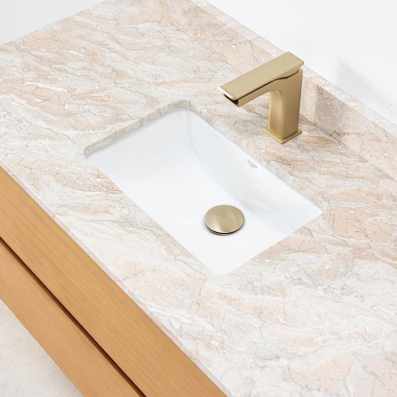 &Auml;kta beige marmor tv&auml;ttst&auml;ll med handfat i porslin och modern blandare i m&auml;ssing