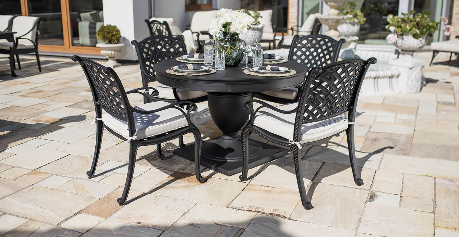 Exklusiv matgrupp utemöbler 4 stolar runt bord svart gjuten aluminium Salerno