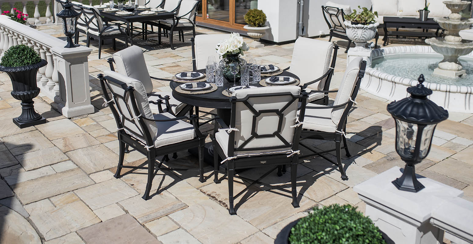 Exklusiv matgrupp utomhus runt bord 6 stolar svart gjuten aluminium - St Tropez