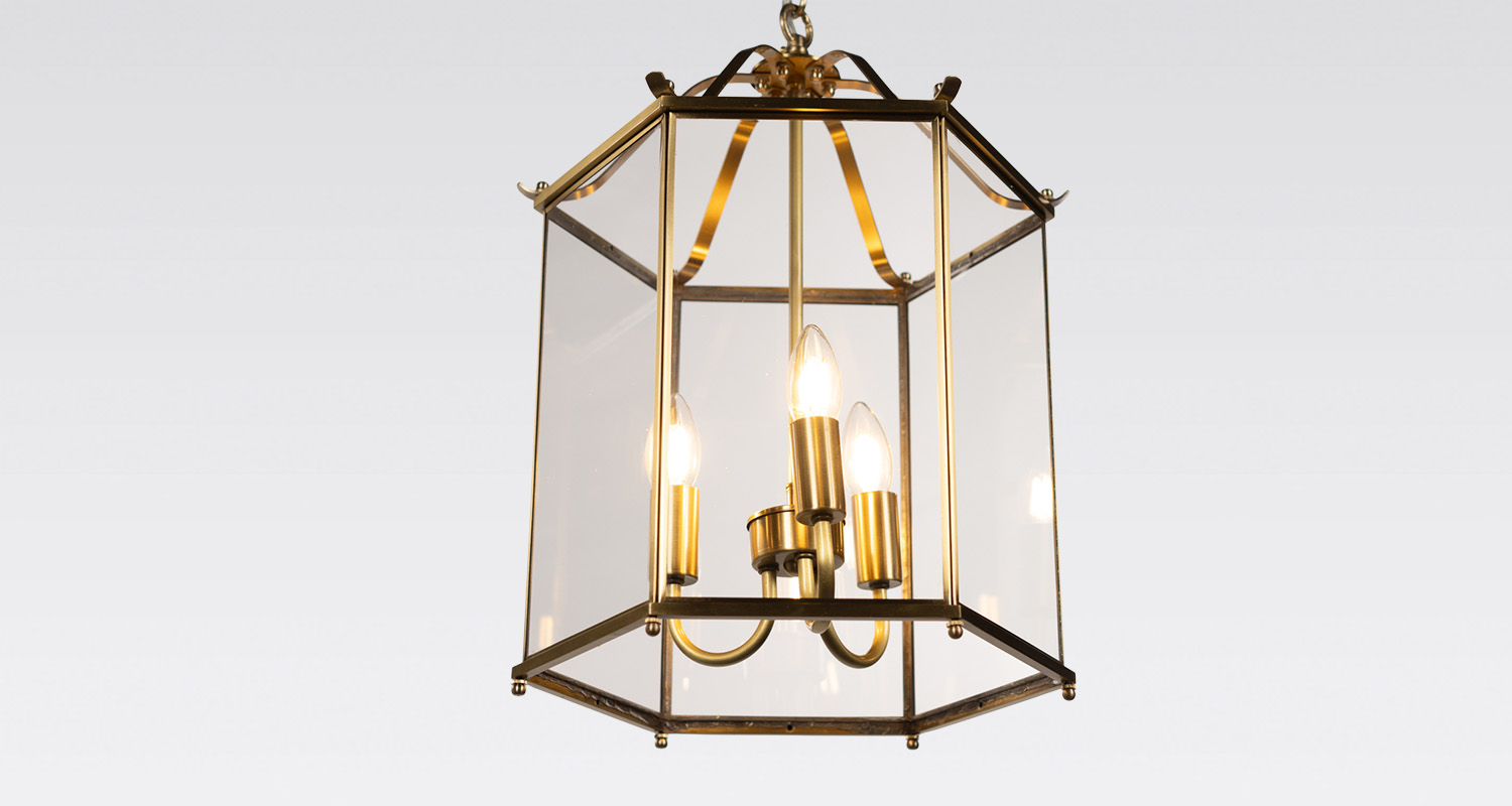 Kristallplafond med retoinspirerad design i klarglas med krom stomme