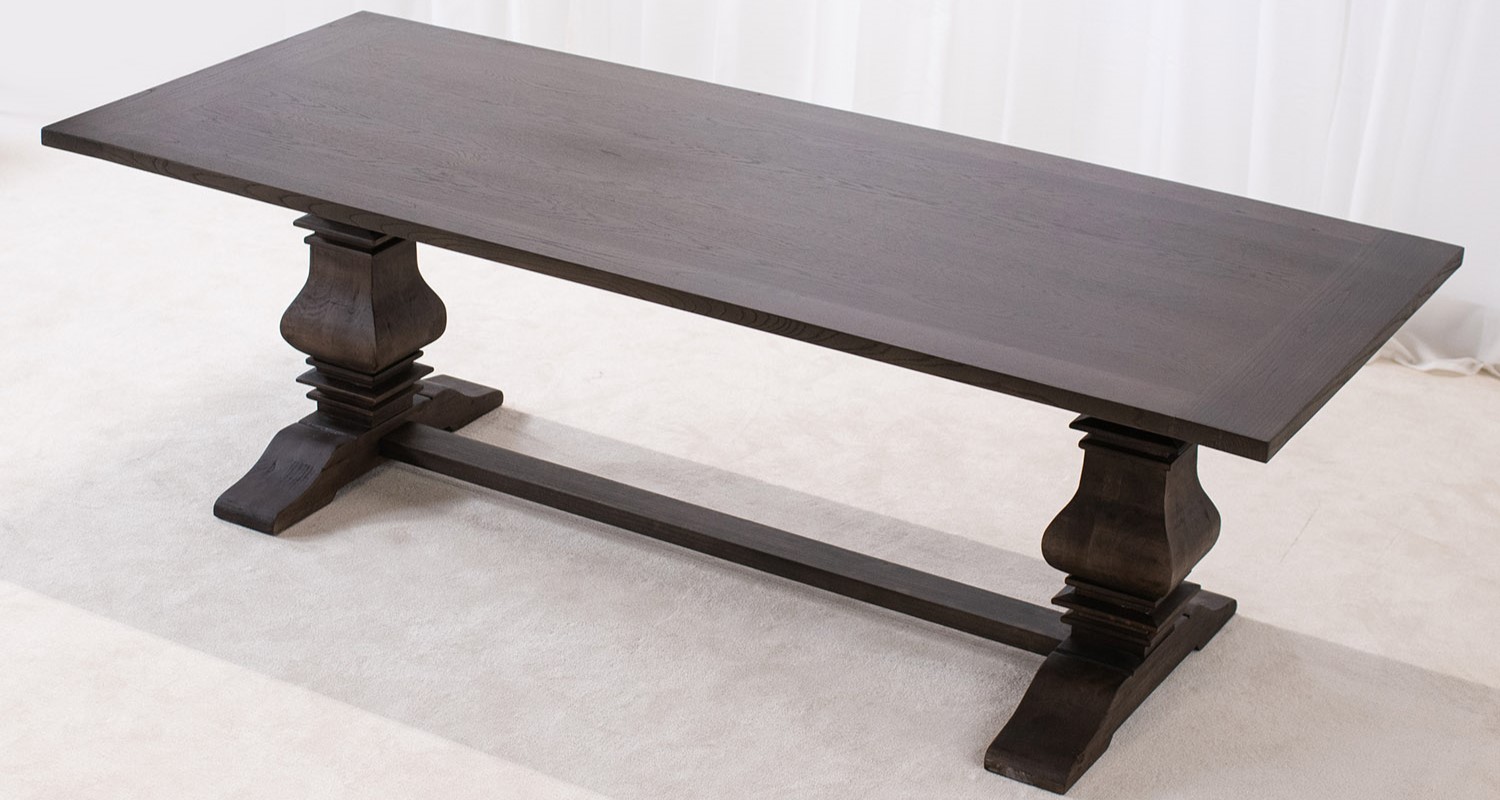 mörkbrunt matbord 240cm långt med plats för 10 stolar