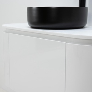 Modern kommod med mjuka välvda hörn i valnöt Modern kommod med mjuka välvda hörn i valnöt