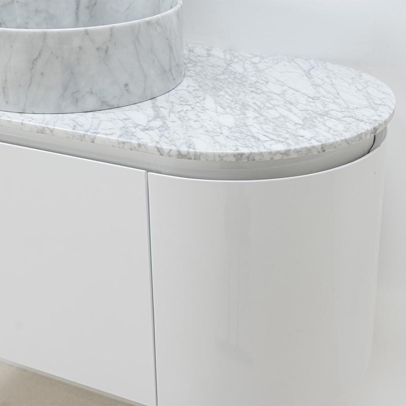 Modern kommod med mjuka välvda hörn i vit Modern kommod med mjuka välvda hörn i vit