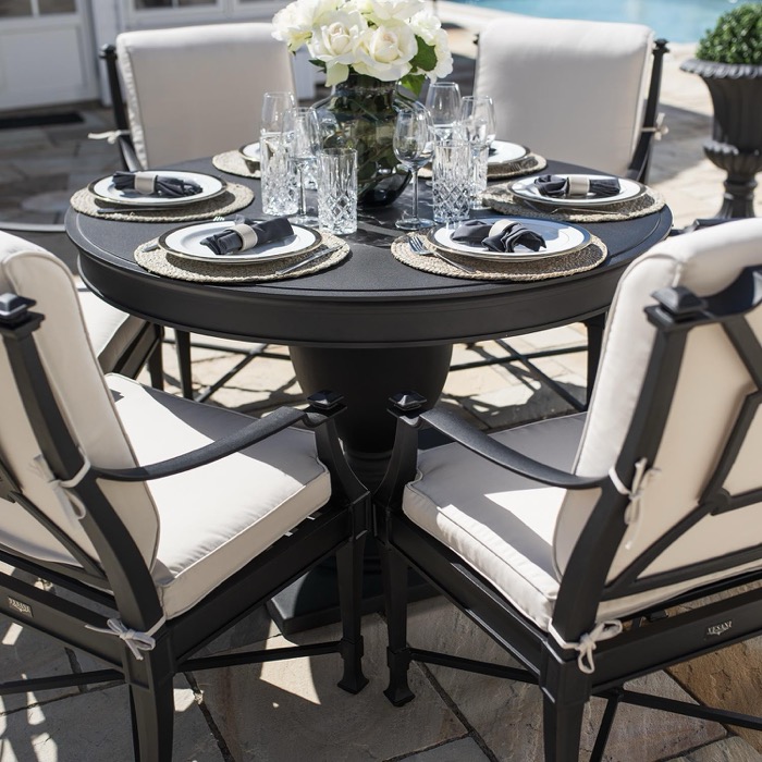 Elegant pelarbord med 122 cm diameter, gjuten i aluminium f&ouml;r en gjutj&auml;rnsk&auml;nsla