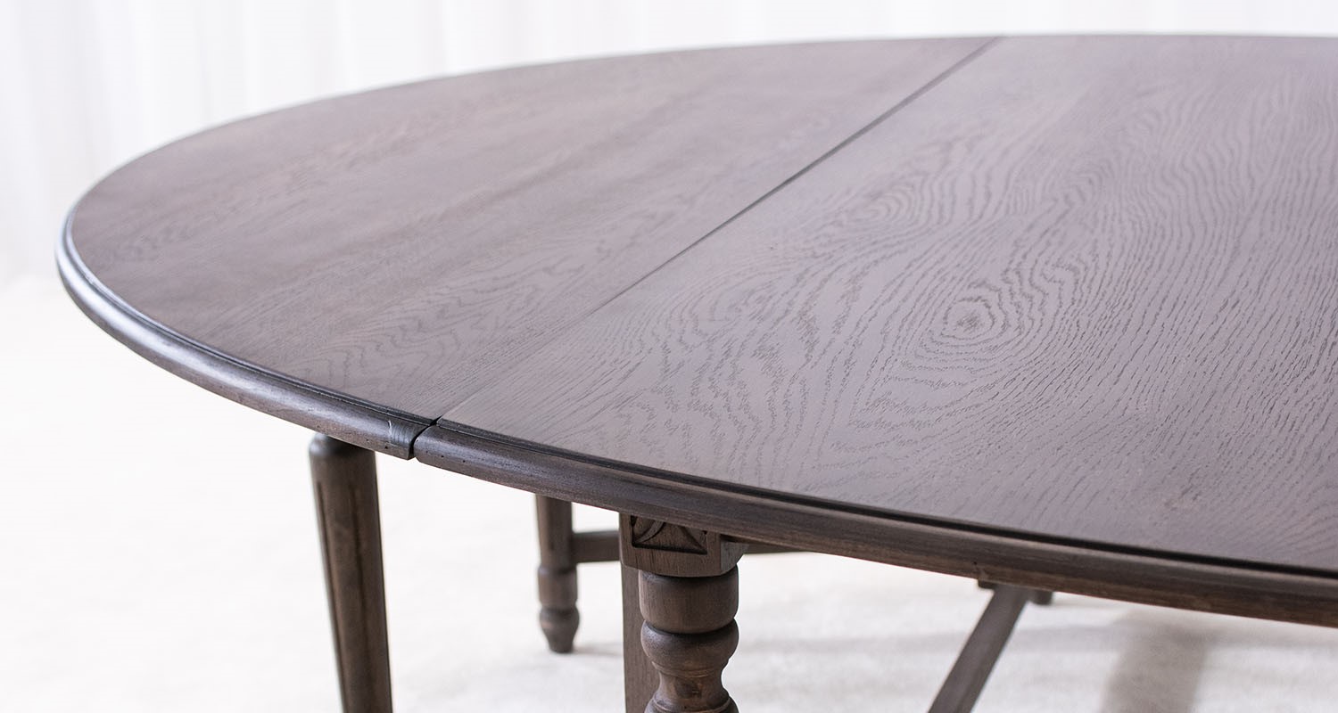 mörkbrunt runt matsalsbord 250cm med plats för 10 stolar