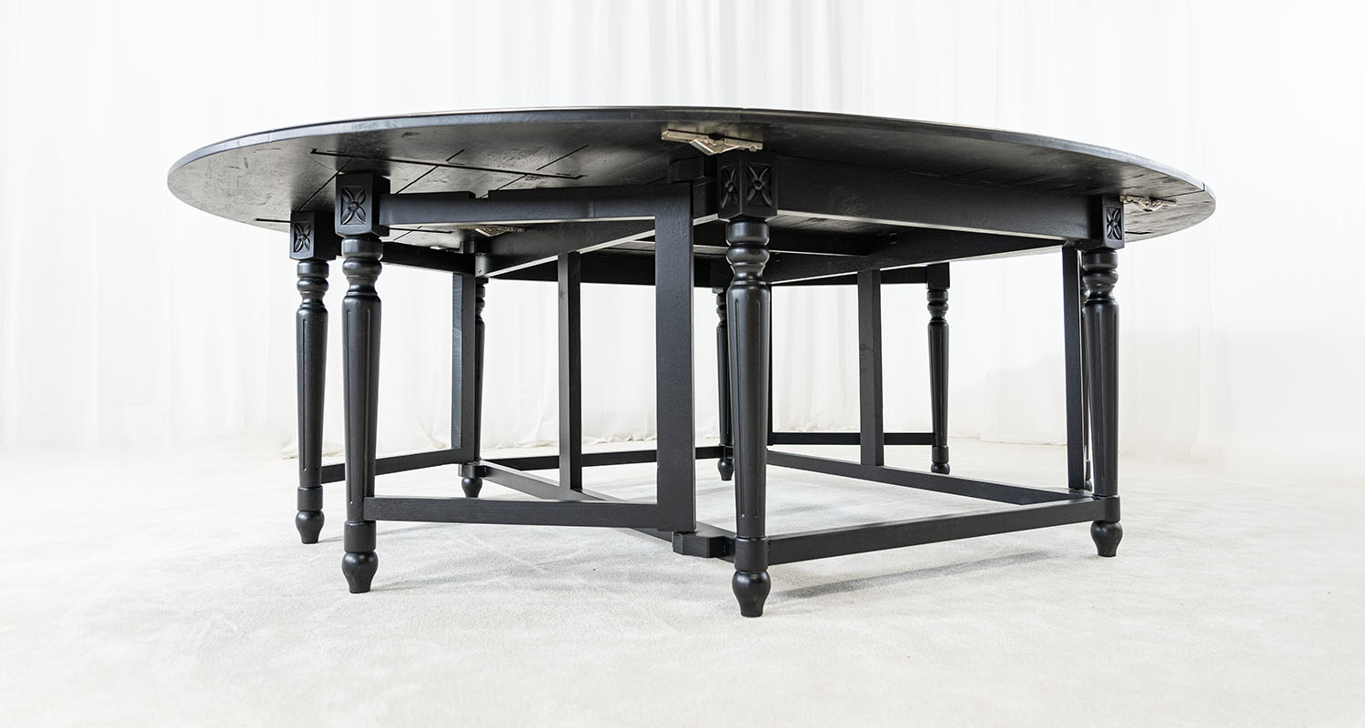 svart runt matsalsbord 250cm med plats för 10 stolar