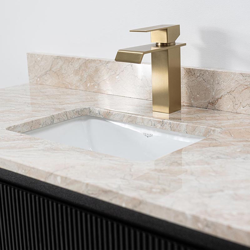 Tvättställ i beige marmor med blandare i mässing