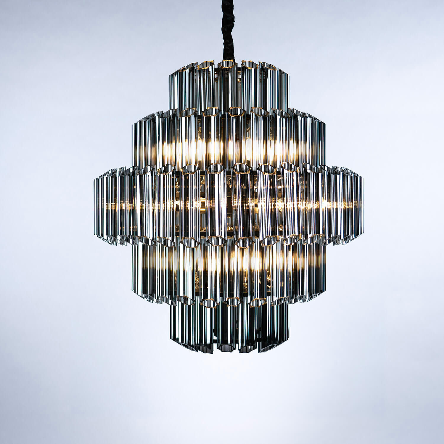 Svart kristallkrona "Verona" med smoky prismor Ø65cm Svart kristallkrona "Verona" med smoky prismor Ø65cm