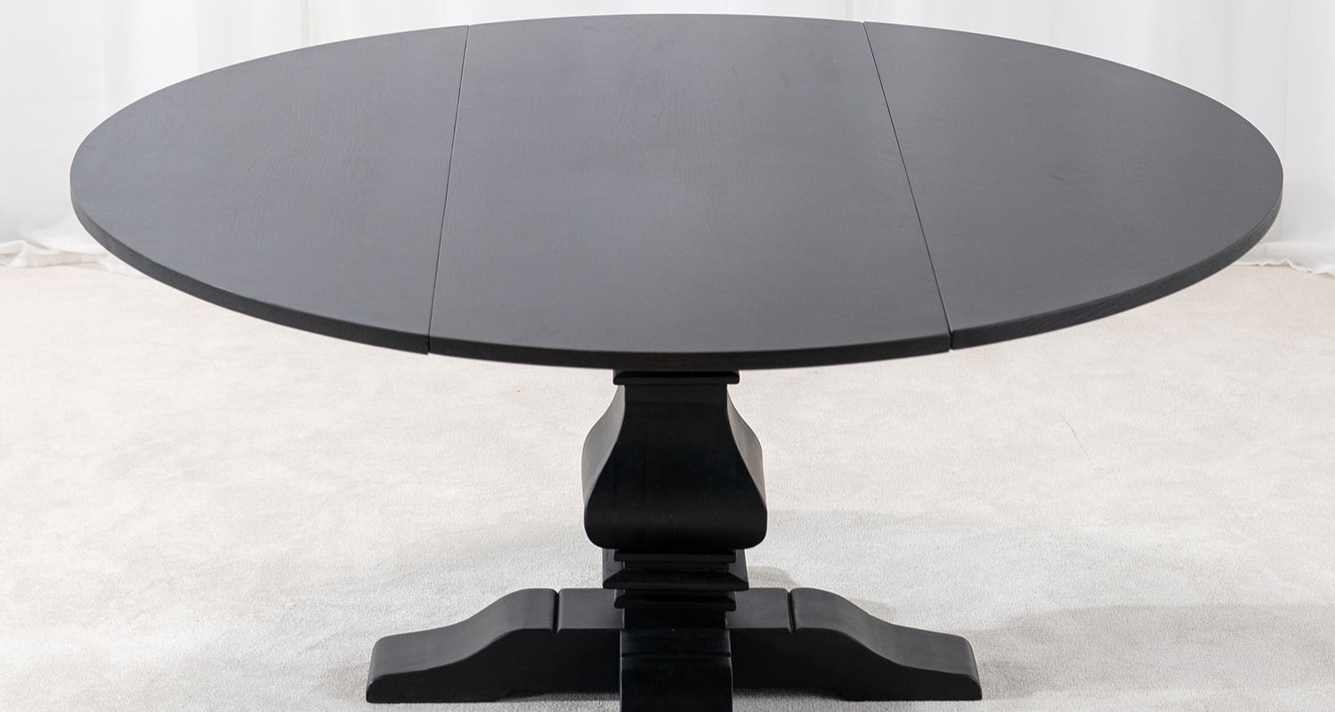 svart matbord runt 160cm med plats för 8 stolar