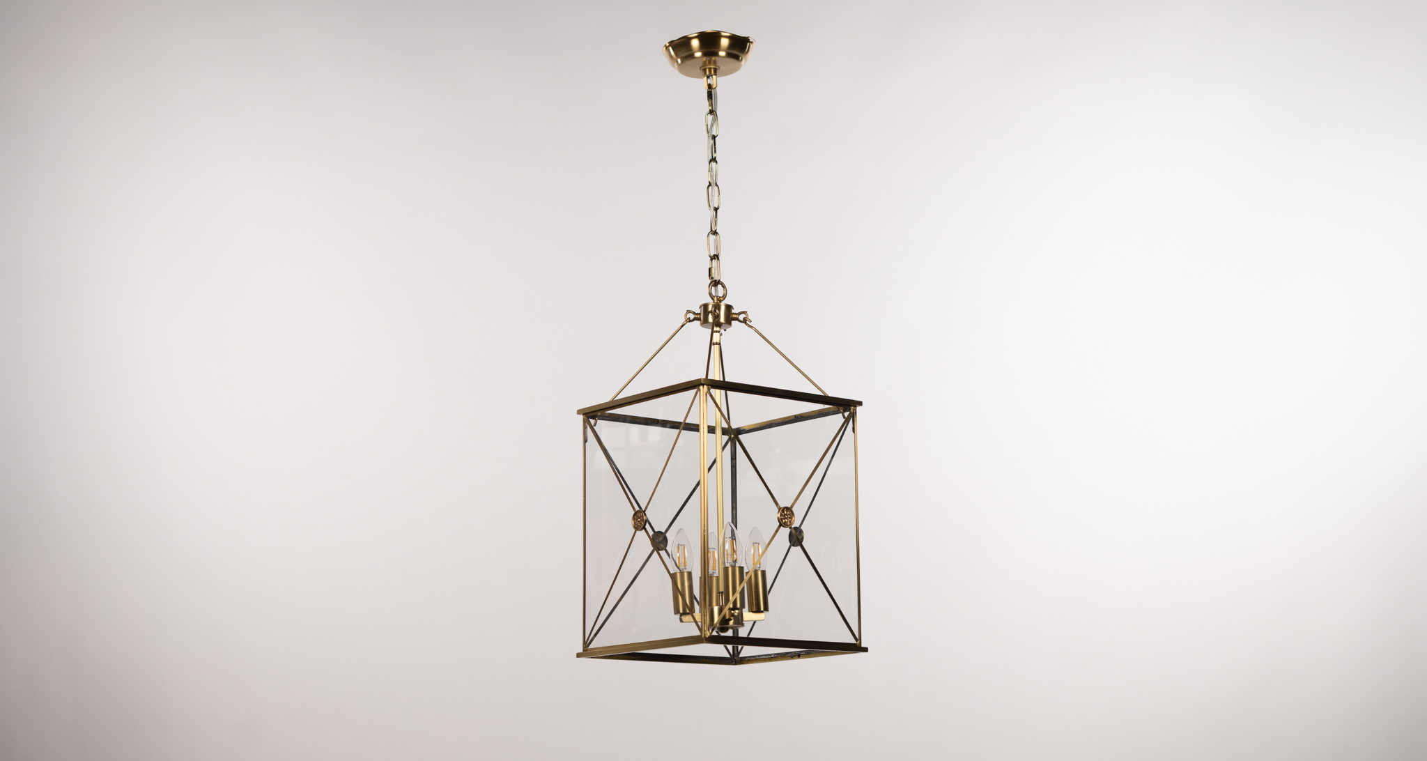 Kristallplafond med retoinspirerad design i klarglas med krom stomme