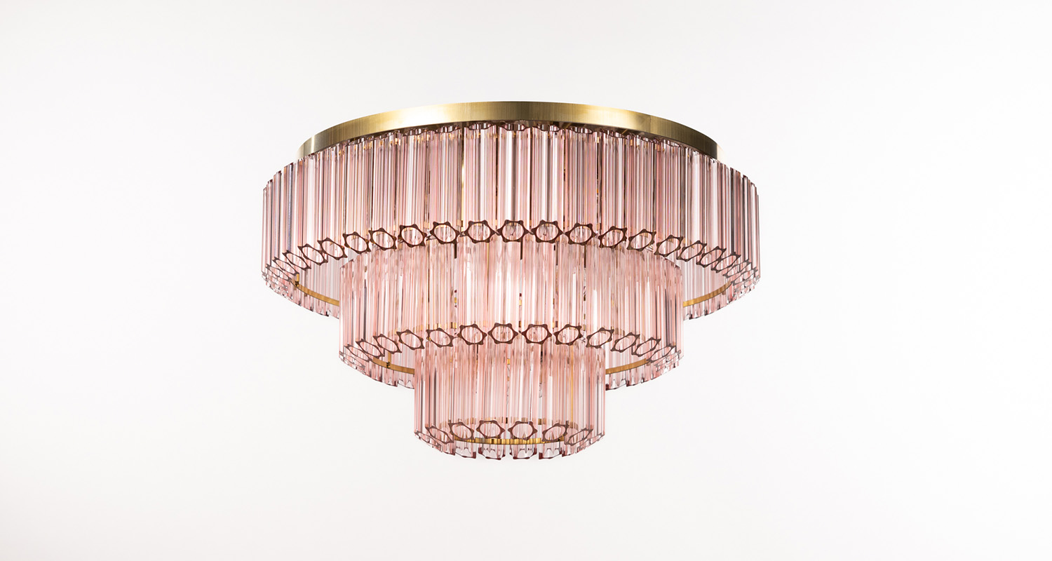 Kristallplafond med retoinspirerad design i klarglas med krom stomme