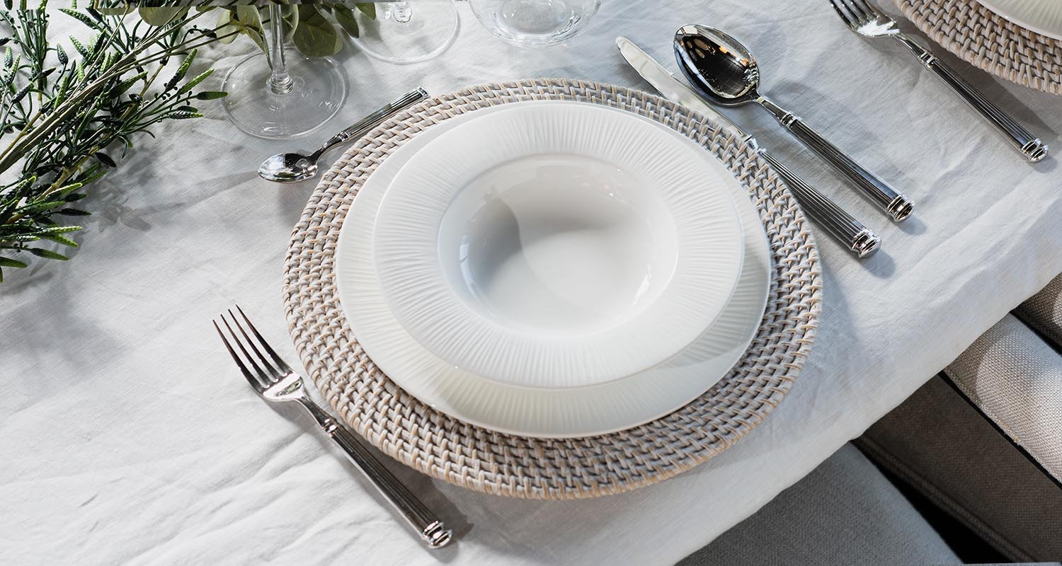 Vit porslinstallrik 25cm Henriette på dukat bord