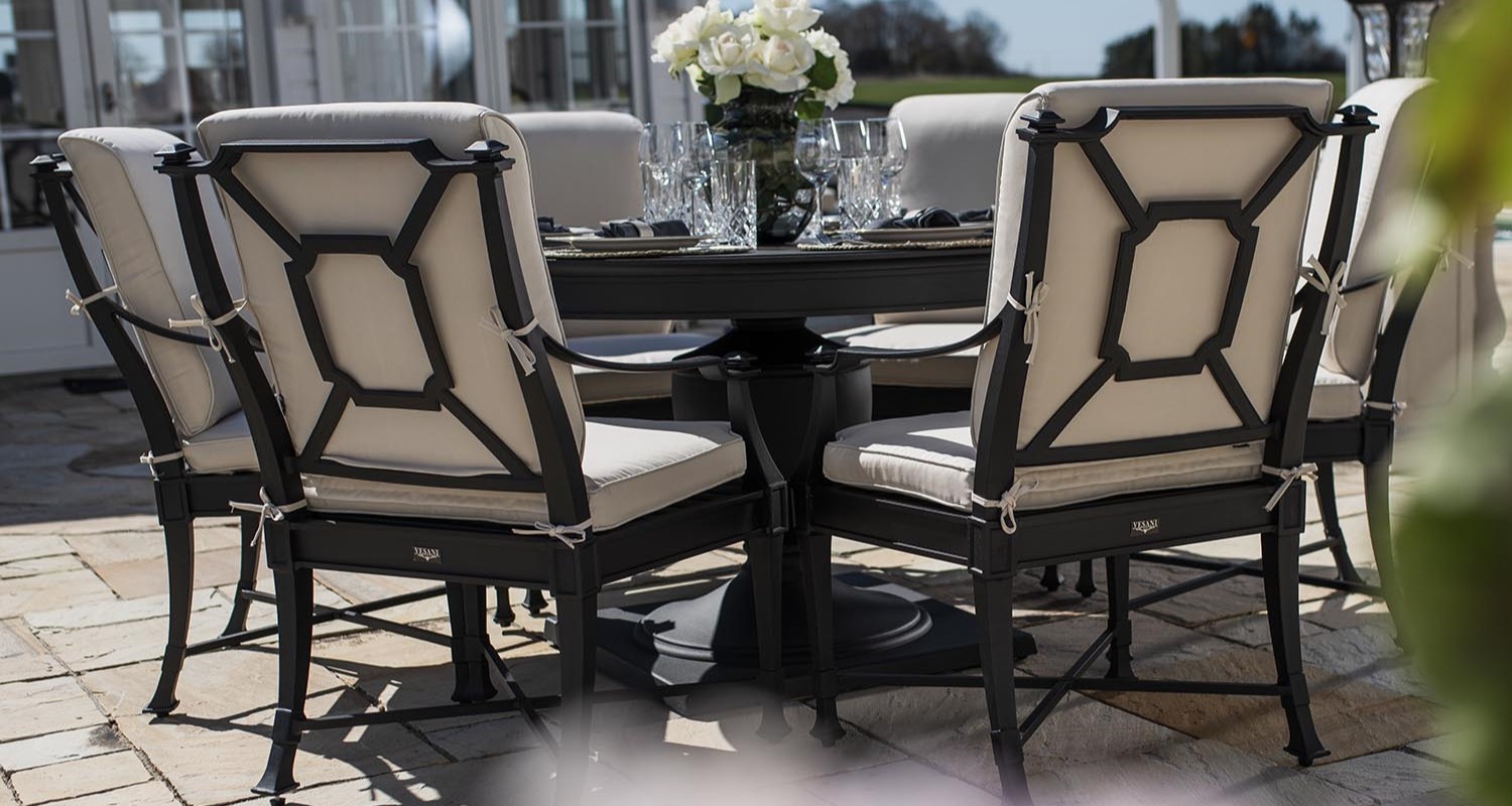 Exklusiv matgrupp utomhus runt bord 4 stolar svart gjuten aluminium - St Tropez
