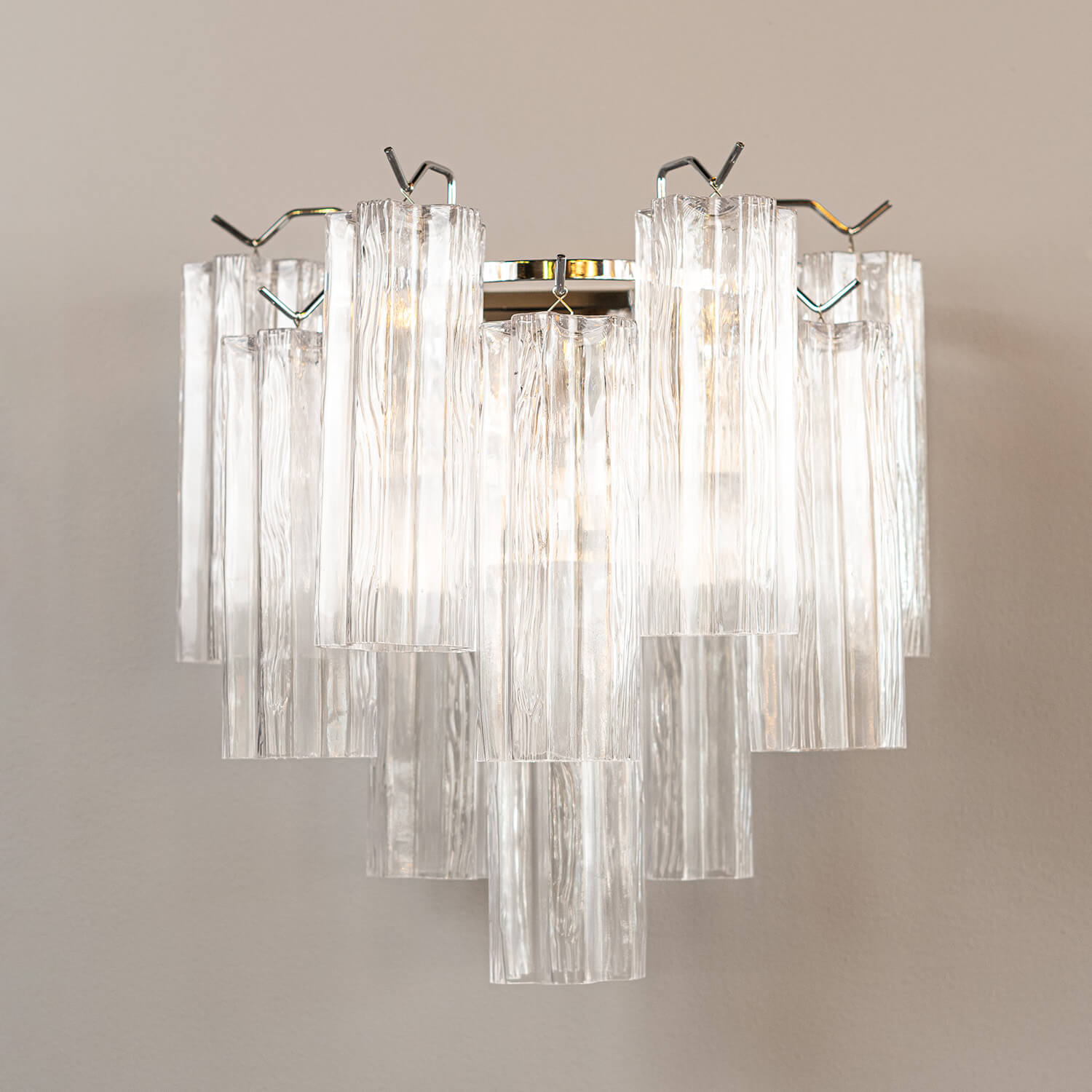 Modern vägglampa inspirerad av murano kristallkronor, i klarglas och krom stomme.