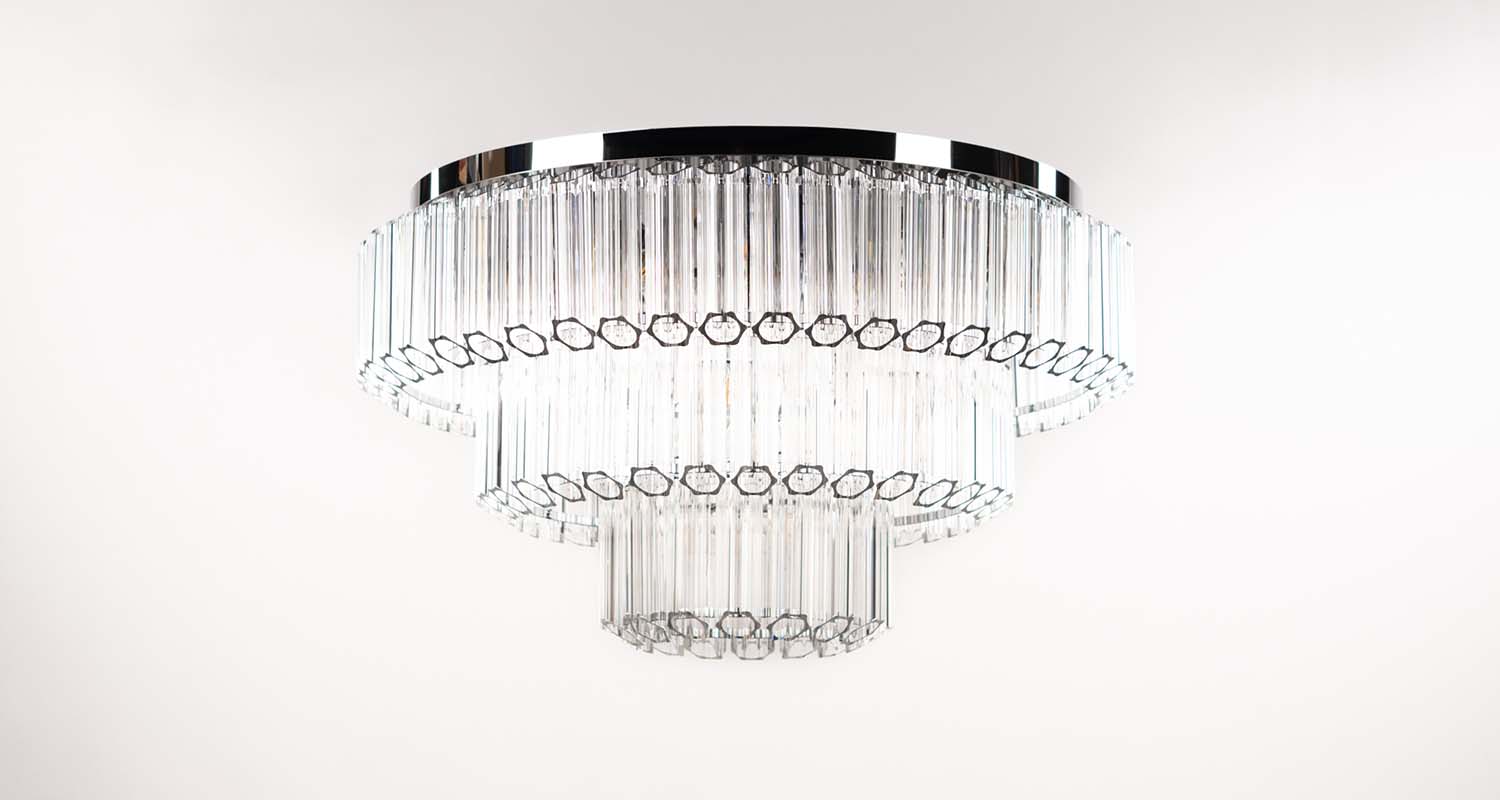 Kristallplafond med retoinspirerad design i klarglas med krom stomme