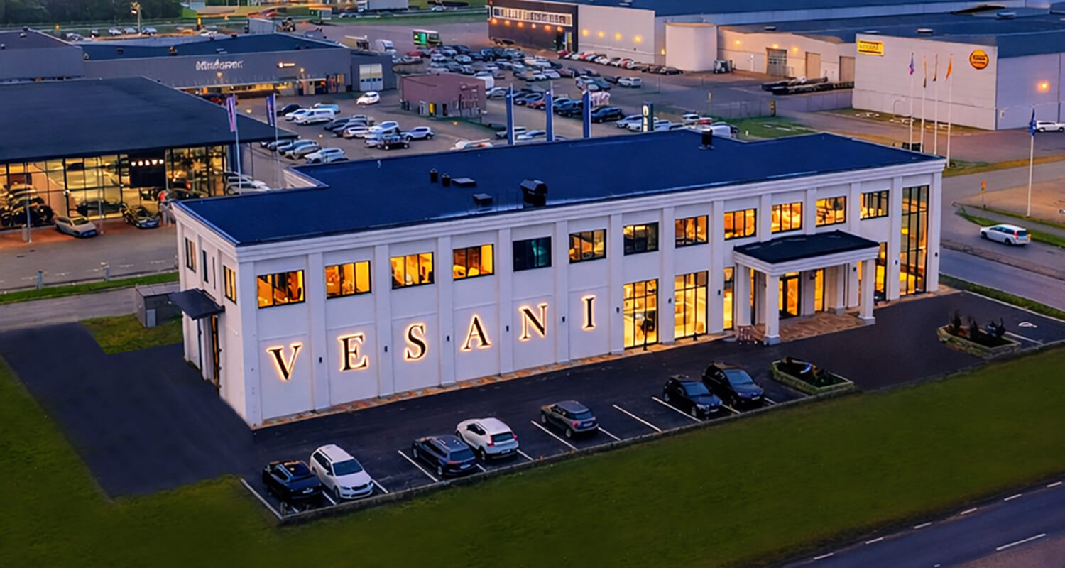 Butik och showroom, välkommen till Transportgatan 6 där Vesani nu öppnar upp portarna Vesanis showroom på Transportgatan 6, upplev vårt sortiment av belysning och exklusiva möbler